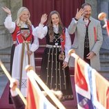 Haakon y Mette-Marit de Noruega y su hija Ingrid Alexandra saludando en Asker en el Día Nacional de Noruega 2024