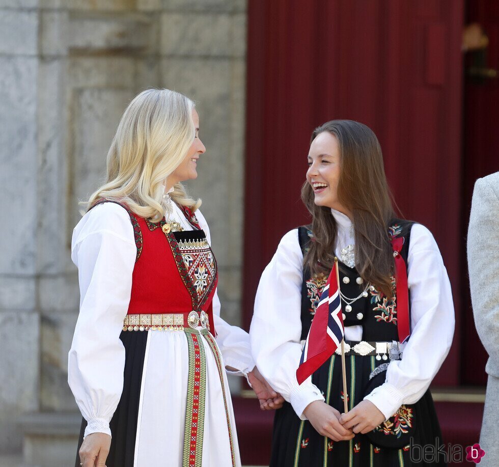 Mette-Marit de Noruega e Ingrid Alexandra de Noruega, muy cómplices en el Día Nacional de Noruega 2024