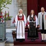 Haakon y Mette-Marit de Noruega y su hija Ingrid Alexandra de Noruega en el Día Nacional de Noruega 2024