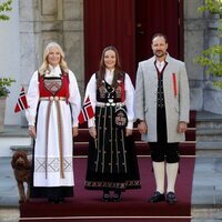 Haakon y Mette-Marit de Noruega y su hija Ingrid Alexandra de Noruega en el Día Nacional de Noruega 2024