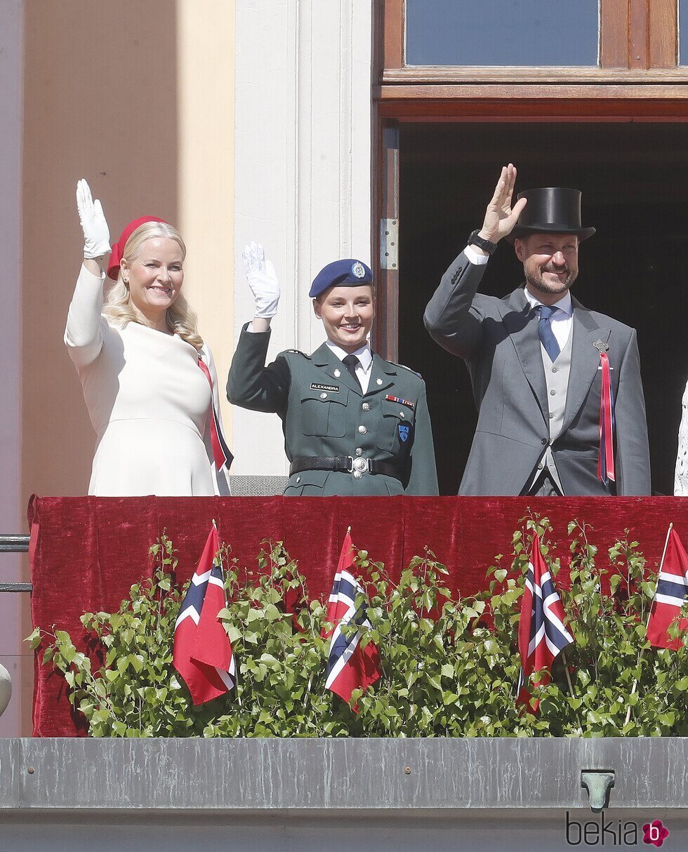 Ingrid Alexandra de Noruega con uniforme militar y Haakon y Mette-Marit de Noruega en el Día Nacional de Noruega 2024