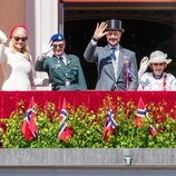 Ingrid Alexandra de Noruega con uniforme militar y gafas de sol con sus padres y abuelos en el Día Nacional de Noruega 2024