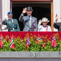 Ingrid Alexandra de Noruega con uniforme militar y gafas de sol con sus padres y abuelos en el Día Nacional de Noruega 2024