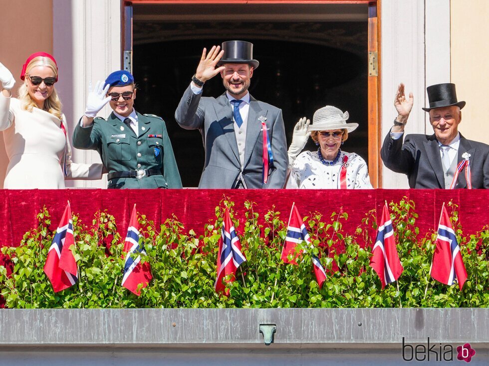 Ingrid Alexandra de Noruega con uniforme militar y gafas de sol con sus padres y abuelos en el Día Nacional de Noruega 2024