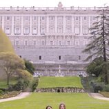 Los Reyes Felipe y Letizia, la Princesa Leonor y la Infanta Sofía posan ante el Palacio Real por el 20 aniversario de bodas