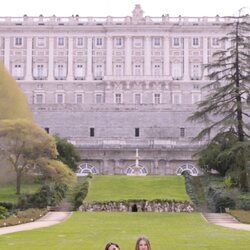 Los Reyes Felipe y Letizia, la Princesa Leonor y la Infanta Sofía posan ante el Palacio Real por el 20 aniversario de bodas