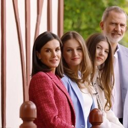 La Reina Letizia, la Princesa Leonor, la Infanta Sofía y el Rey Felipe en el reportaje por el 20 aniversario del Rey Felipe y la Reina Letizia