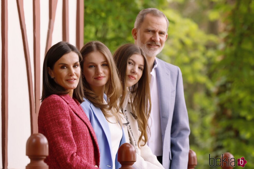 La Reina Letizia, la Princesa Leonor, la Infanta Sofía y el Rey Felipe en el reportaje por el 20 aniversario del Rey Felipe y la Reina Letizia