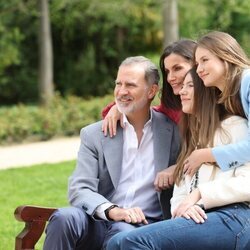 Los Reyes Felipe y Letizia, la Princesa Leonor y la Infanta Sofía posan abrazados ante el Palacio Real por el 20 aniversario de bodas