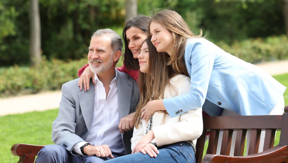 Los Reyes Felipe y Letizia, la Princesa Leonor y la Infanta Sofía posan abrazados ante el Palacio Real por el 20 aniversario de bodas