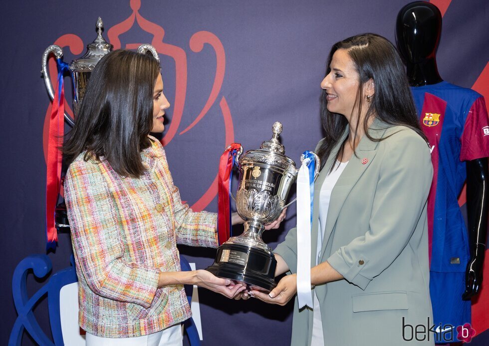 La Reina Letizia con María Ángeles García en la final de la Copa de la Reina