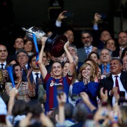 La Reina Letizia aplaude sonriente tras entregar la Copa de la Reina al Barça