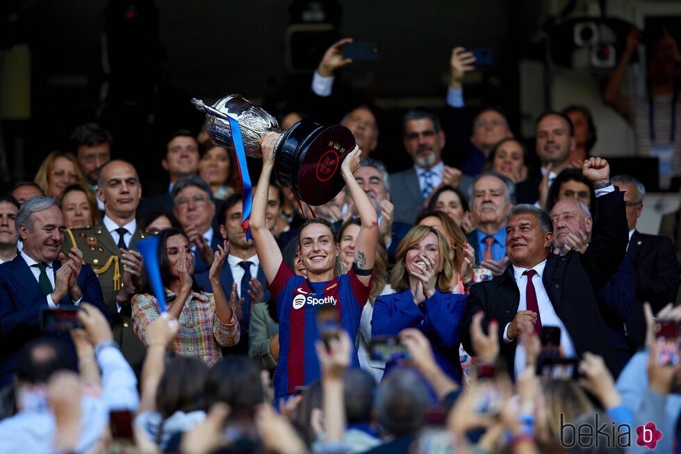 La Reina Letizia aplaude sonriente tras entregar la Copa de la Reina al Barça