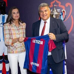 La Reina Letizia recoge la camiseta con su nombre del Barça