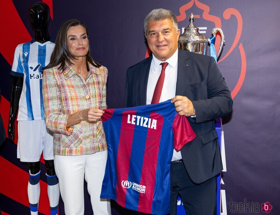 La Reina Letizia recoge la camiseta con su nombre del Barça