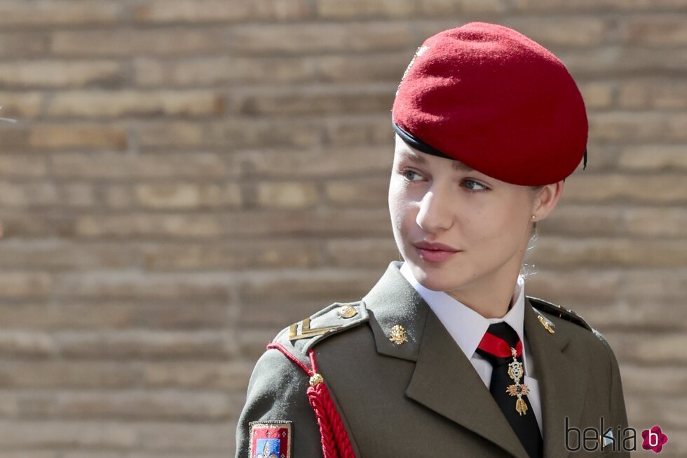 La Princesa Leonor con la boina grancé de la Academia General Militar en la entrega de la Medalla de las Cortes de Aragón