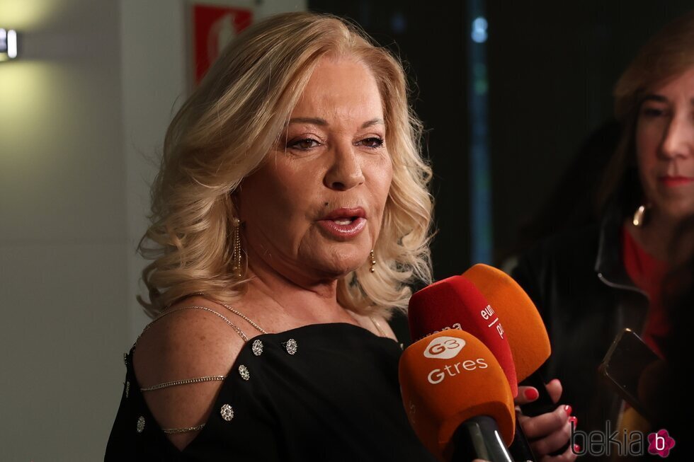 Bárbara Rey atendiendo a los medios en la entrega de los Premios Naranja y Limón 2023