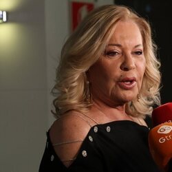 Bárbara Rey atendiendo a los medios en la entrega de los Premios Naranja y Limón 2023