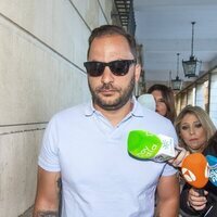 Antonio Tejado rodeado de micrófonos yendo a firmar al Juzgado