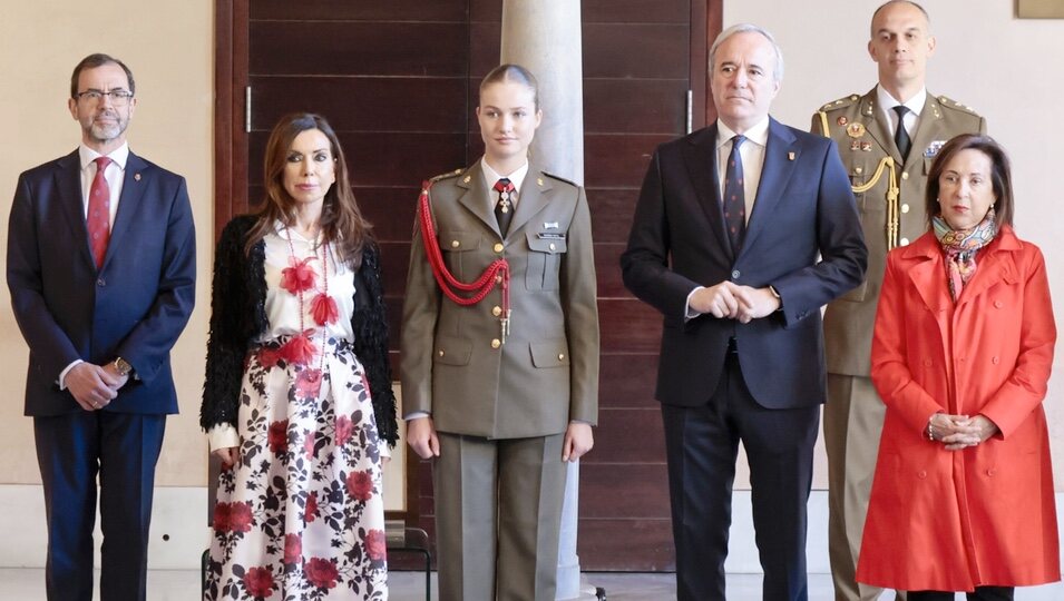 La Princesa Leonor con las autoridades en la entrega de la Medalla de las Cortes de Aragón