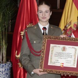 La Princesa Leonor con el diploma acreditativo del título de Hija Adoptiva de Zaragoza