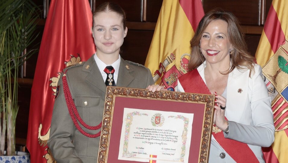 La Princesa Leonor con el diploma acreditativo del título de Hija Adoptiva de Zaragoza