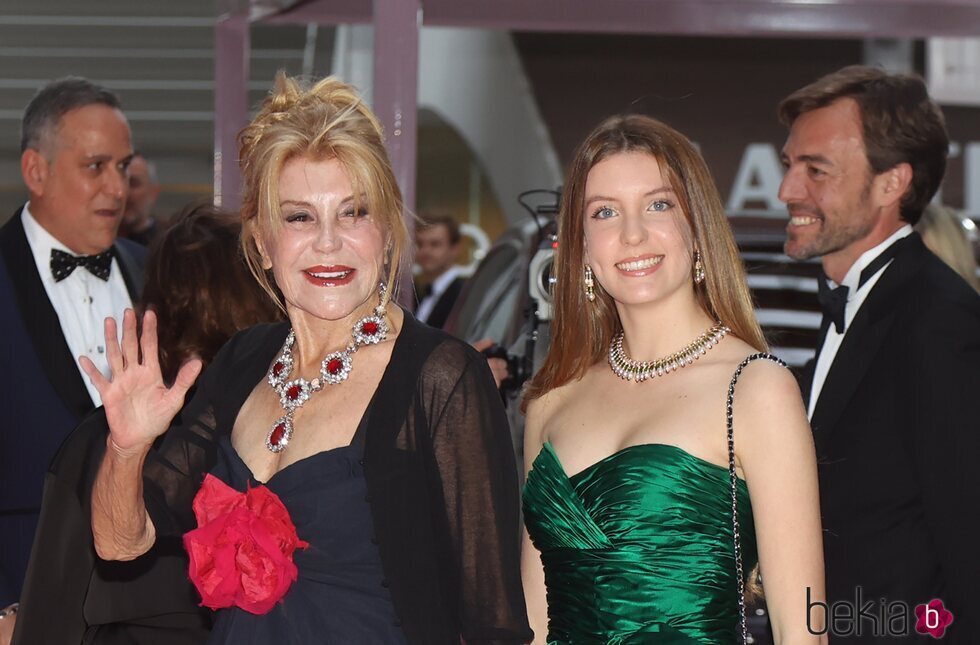 La Baronesa Thyssen junto a su hija Carmen llegando a los Premios Bazaar