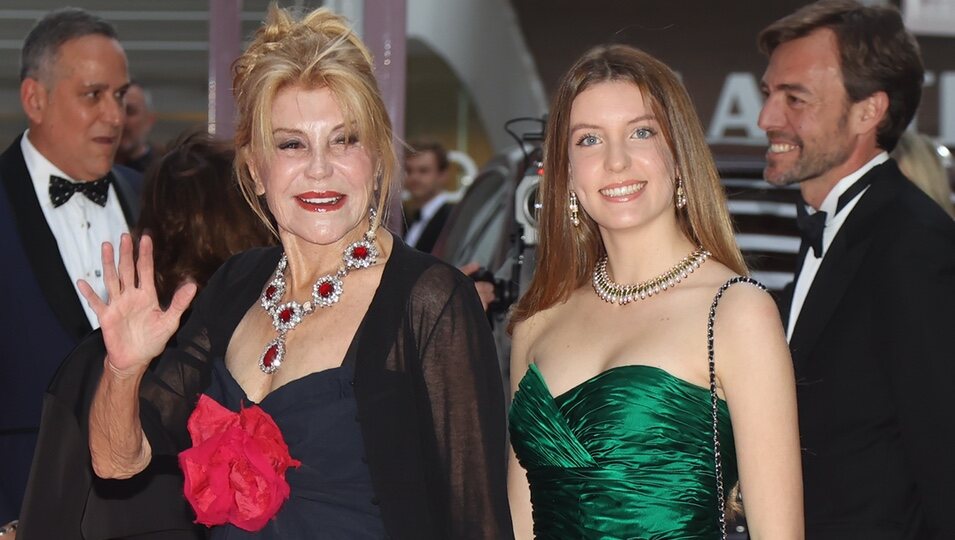 La Baronesa Thyssen junto a su hija Carmen llegando a los Premios Bazaar