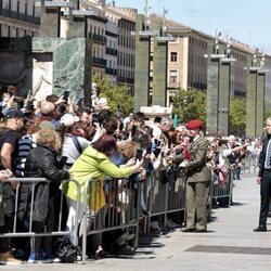 La Princesa Leonor, protegida por su equipo de seguridad antes de la entrega de la Medalla de Aragón 