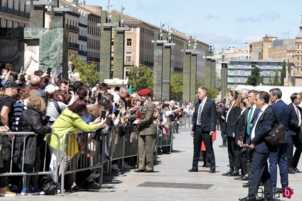 La Princesa Leonor, protegida por su equipo de seguridad antes de la entrega de la Medalla de Aragón 