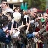 La Princesa Leonor haciéndose un selfie en la Plaza del Pilar  antes de la entrega de la Medalla de Aragón