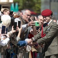 La Princesa Leonor haciéndose un selfie en la Plaza del Pilar  antes de la entrega de la Medalla de Aragón