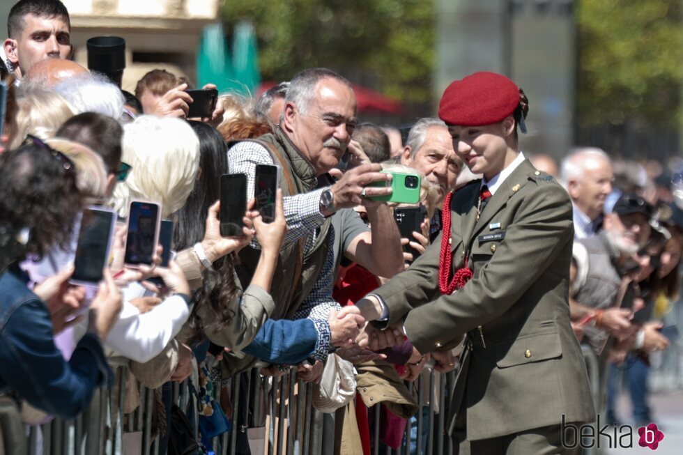 La Princesa Leonor haciéndose un selfie en la Plaza del Pilar  antes de la entrega de la Medalla de Aragón