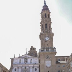 La Princesa Leonor saludando a la gente ante la Seo del Salvador de Zaragoza 