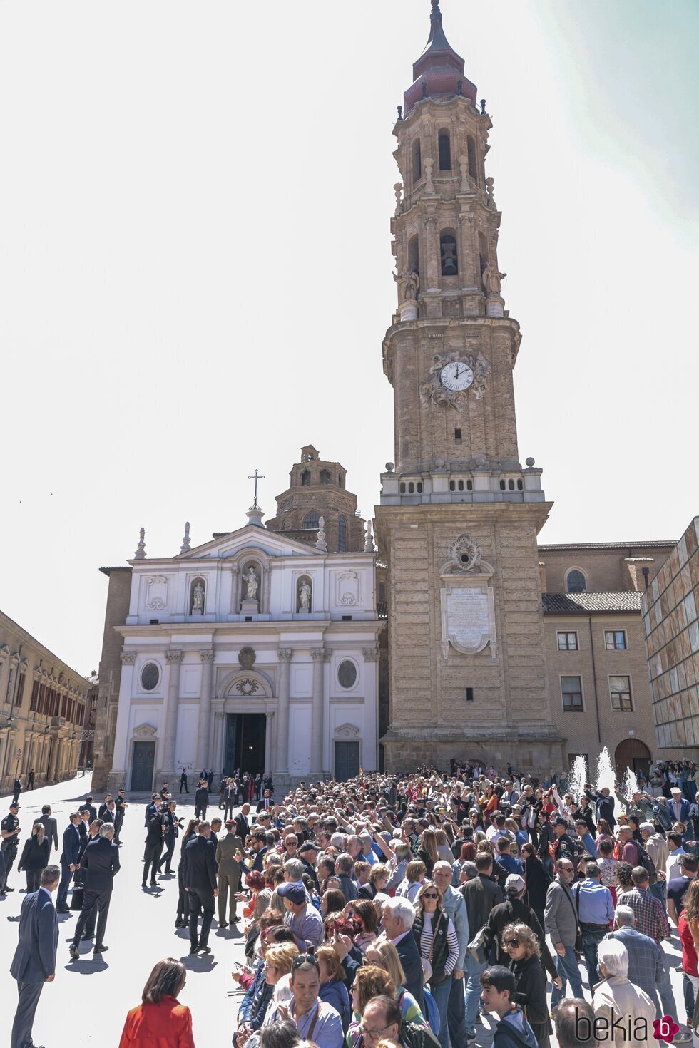 La Princesa Leonor saludando a la gente ante la Seo del Salvador de Zaragoza 