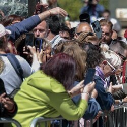 La Princesa Leonor dándose un baño de masas antes de la entrega de la Medalla de Aragón