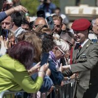 La Princesa Leonor dándose un baño de masas antes de la entrega de la Medalla de Aragón