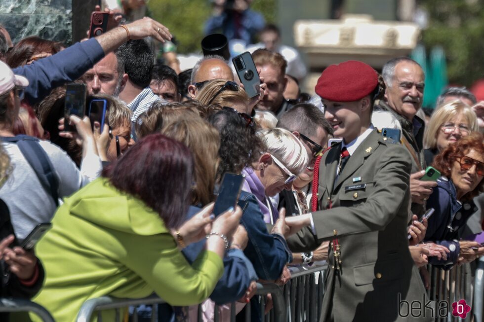 La Princesa Leonor dándose un baño de masas antes de la entrega de la Medalla de Aragón