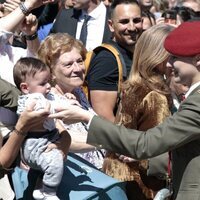 La Princesa Leonor acaricia a un bebé en la entrega de la Medalla de Aragón