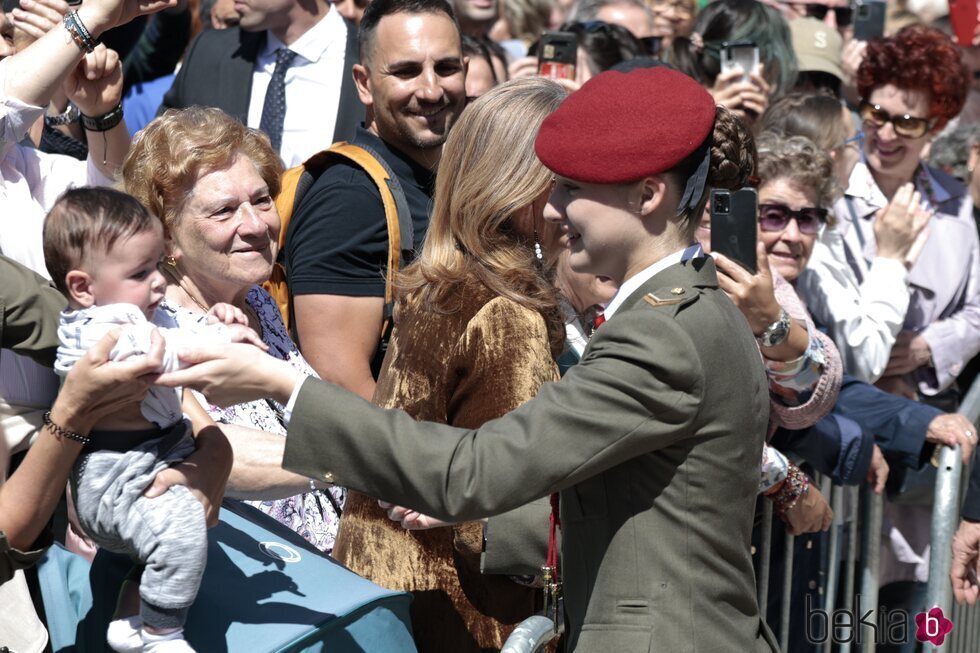 La Princesa Leonor acaricia a un bebé en la entrega de la Medalla de Aragón