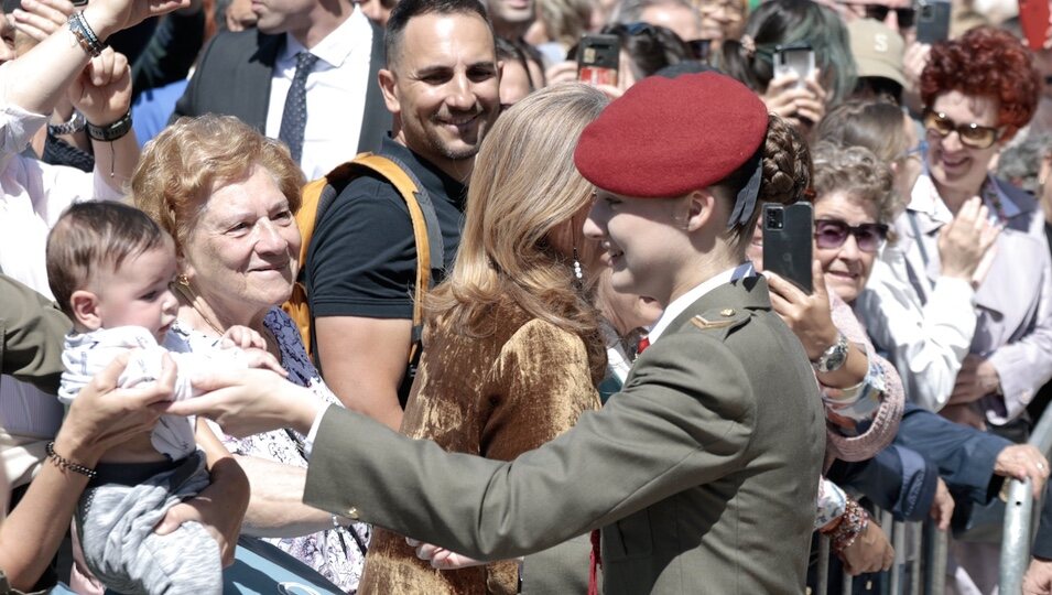 La Princesa Leonor acaricia a un bebé en la entrega de la Medalla de Aragón