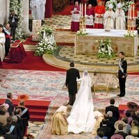 El Rey Felipe recibe en el altar a la Reina Letizia en la boda de Felipe y Letizia