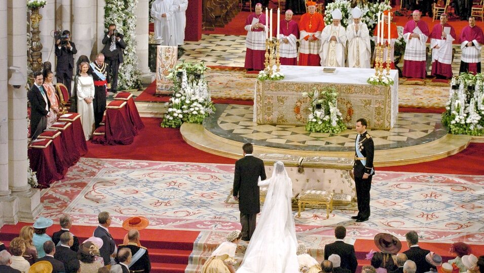 El Rey Felipe recibe en el altar a la Reina Letizia en la boda de Felipe y Letizia