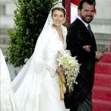 La Reina Letizia vestida de novia, con la Tiara Prusiana y del brazo de su padre en la boda de Felipe y Letizia 