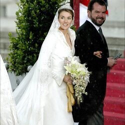 La Reina Letizia vestida de novia, con la Tiara Prusiana y del brazo de su padre en la boda de Felipe y Letizia 