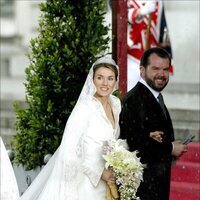 La Reina Letizia vestida de novia, con la Tiara Prusiana y del brazo de su padre en la boda de Felipe y Letizia 