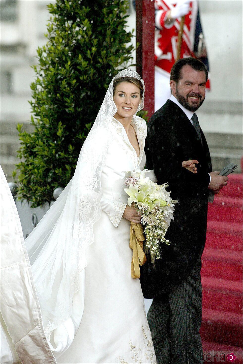 La Reina Letizia vestida de novia, con la Tiara Prusiana y del brazo de su padre en la boda de Felipe y Letizia 