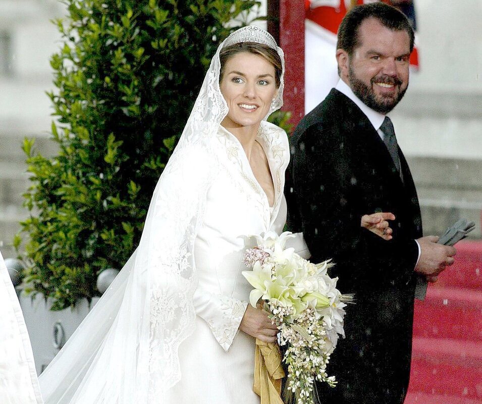 La Reina Letizia vestida de novia, con la Tiara Prusiana y del brazo de su padre en la boda de Felipe y Letizia 