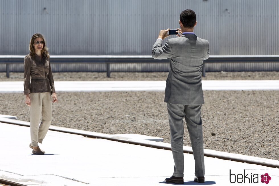 El Rey Felipe VI hace una foto con el móvil a la Reina Letizia en Chile