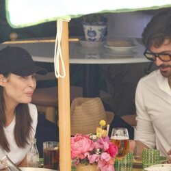 Vicky Martín Berrocal y Enrique Solís comiendo en Marbella